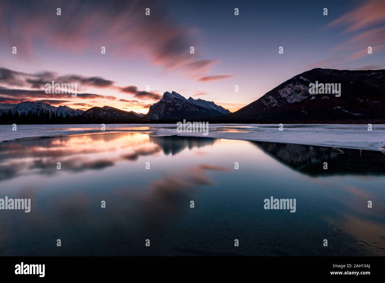 CAN 06 Amazing sunrise at Vermillon Lakes in winter, Banff, Alberta, Canada Stock Photo