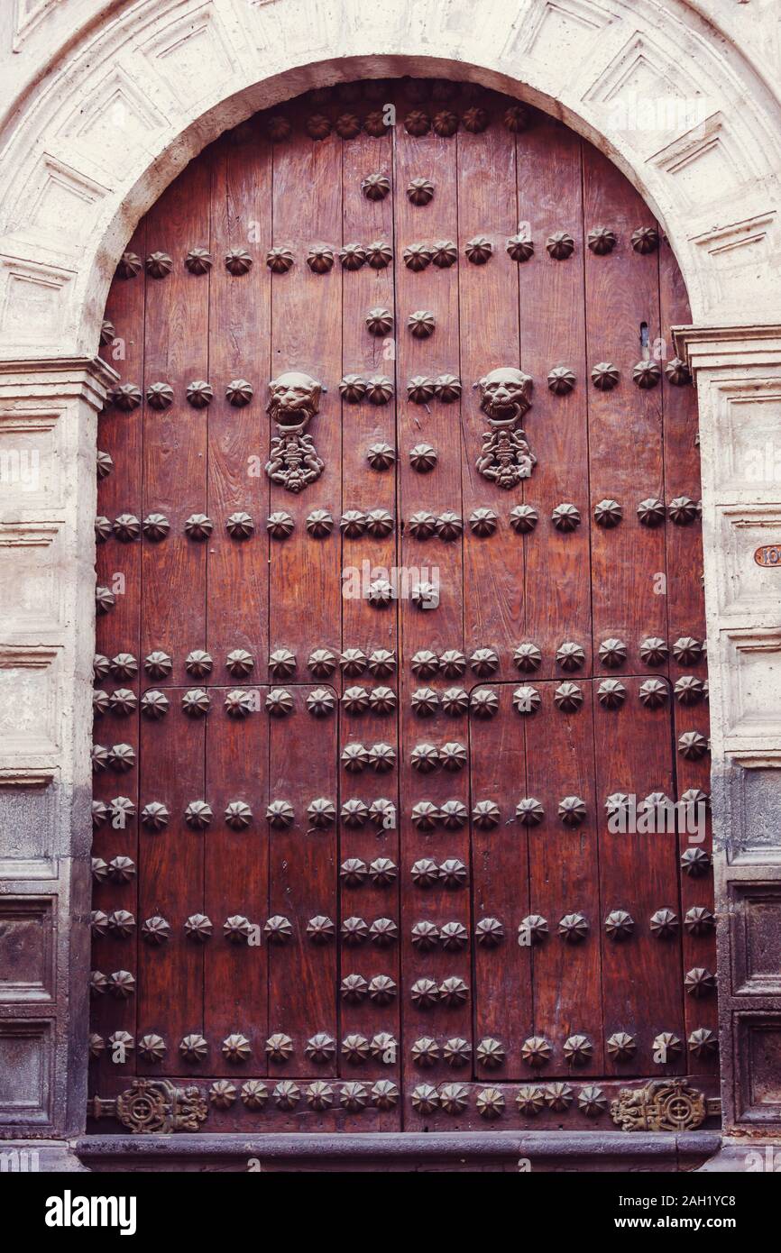 Vintage metal door for retro background Stock Photo - Alamy