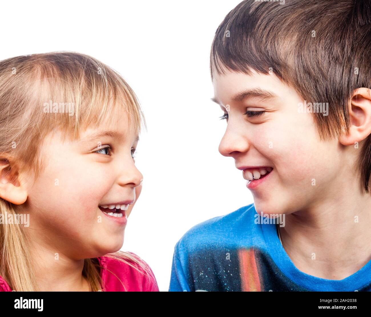 смех брата. радостные дети. брат смеха что это. мальчики смеются над мальчиком. смех брата.