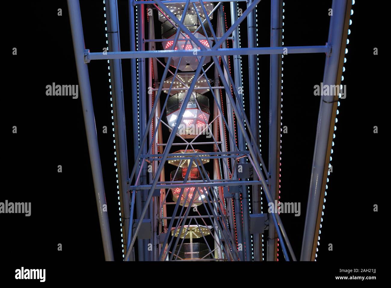 Ausschnitt eines Riesenrad bei Nacht, Gondeln, Metallstreen Stock Photo