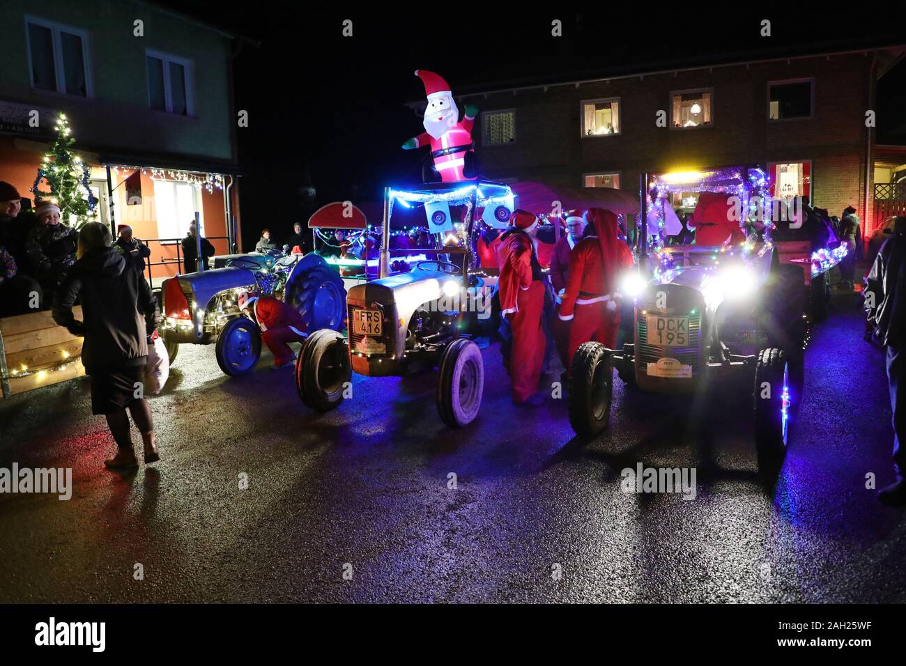 Fornåsa, Sweden 20191222Already Christmas Eve in Fornåsa?  'Christmas cruise', to ride on the flatbed behind a tractor, attracted many during Sunday afternoon. This is the third year that the event is taking place in Fornåsa, just outside Motala. This year, the organizers had to install more tractors with wagons to drive the travelers. Photo Jeppe Gustafsson Stock Photo