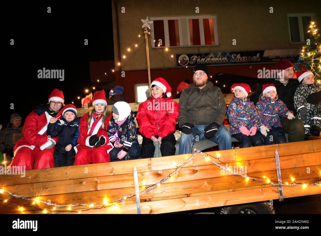 Fornåsa, Sweden 20191222Already Christmas Eve in Fornåsa?  'Christmas cruise', to ride on the flatbed behind a tractor, attracted many during Sunday afternoon. This is the third year that the event is taking place in Fornåsa, just outside Motala. This year, the organizers had to install more tractors with wagons to drive the travelers. Photo Jeppe Gustafsson Stock Photo