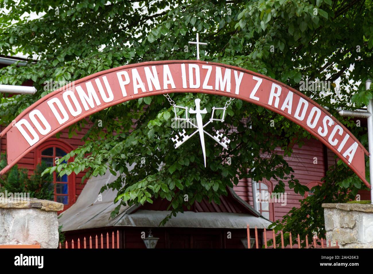An arch with the words 'Do Domu Pana idzmy z radoscia' which in Polish mean 'We go to the House of the Lord with joy'. Stock Photo