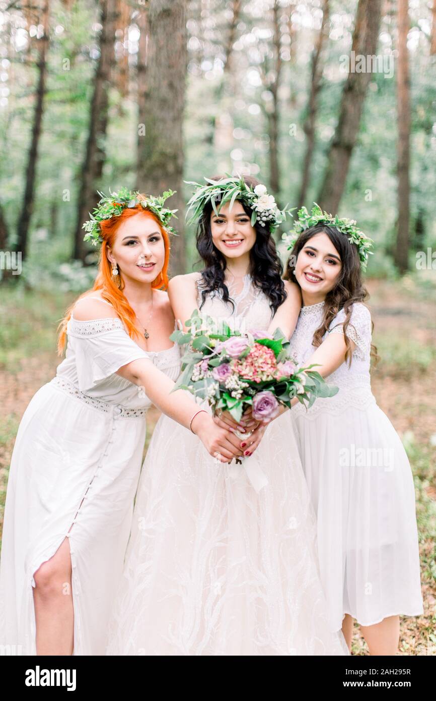 bride with her bridesmaids