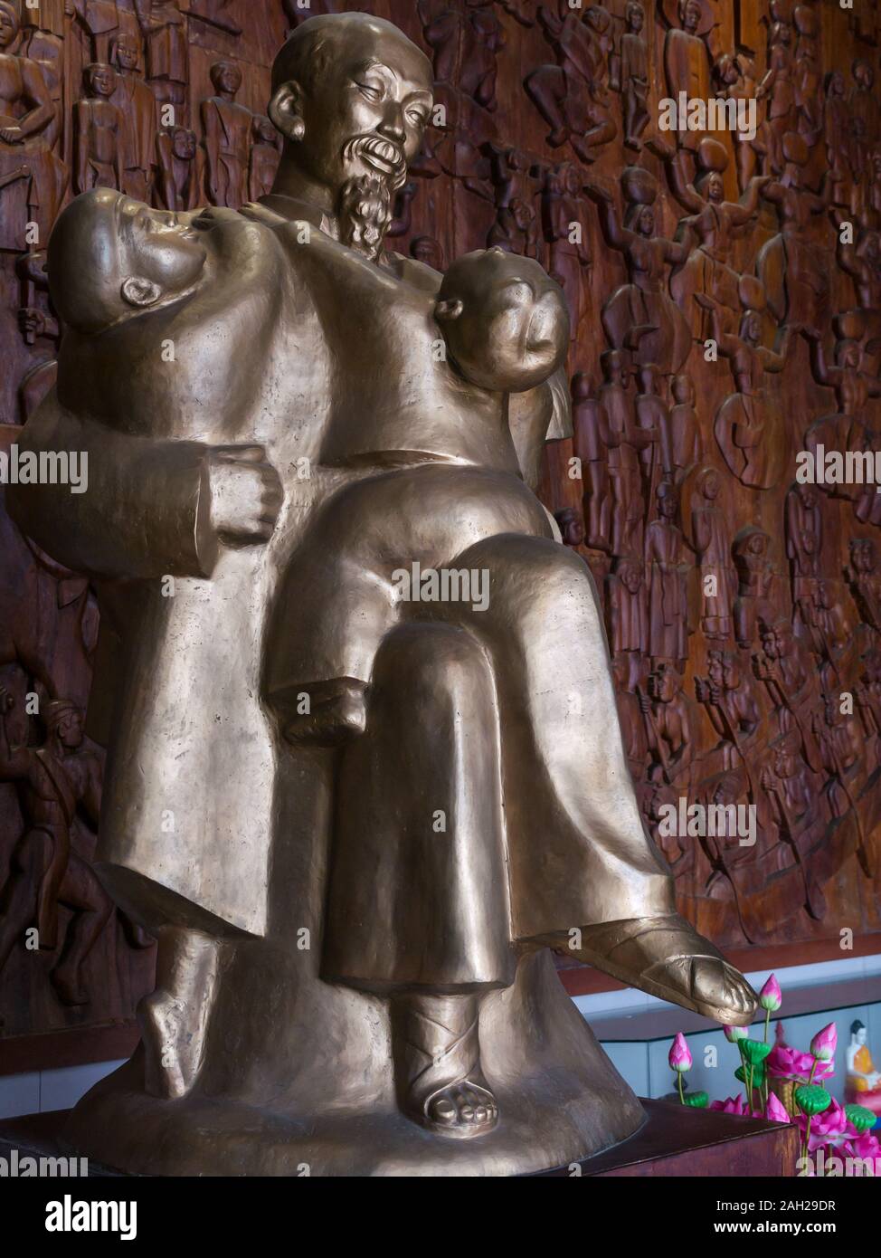 Ho Chi Minh or Uncle Ho sculpture with children, Thai Nguyen museum of ethnology, Northern Vietnam, Asia Stock Photo