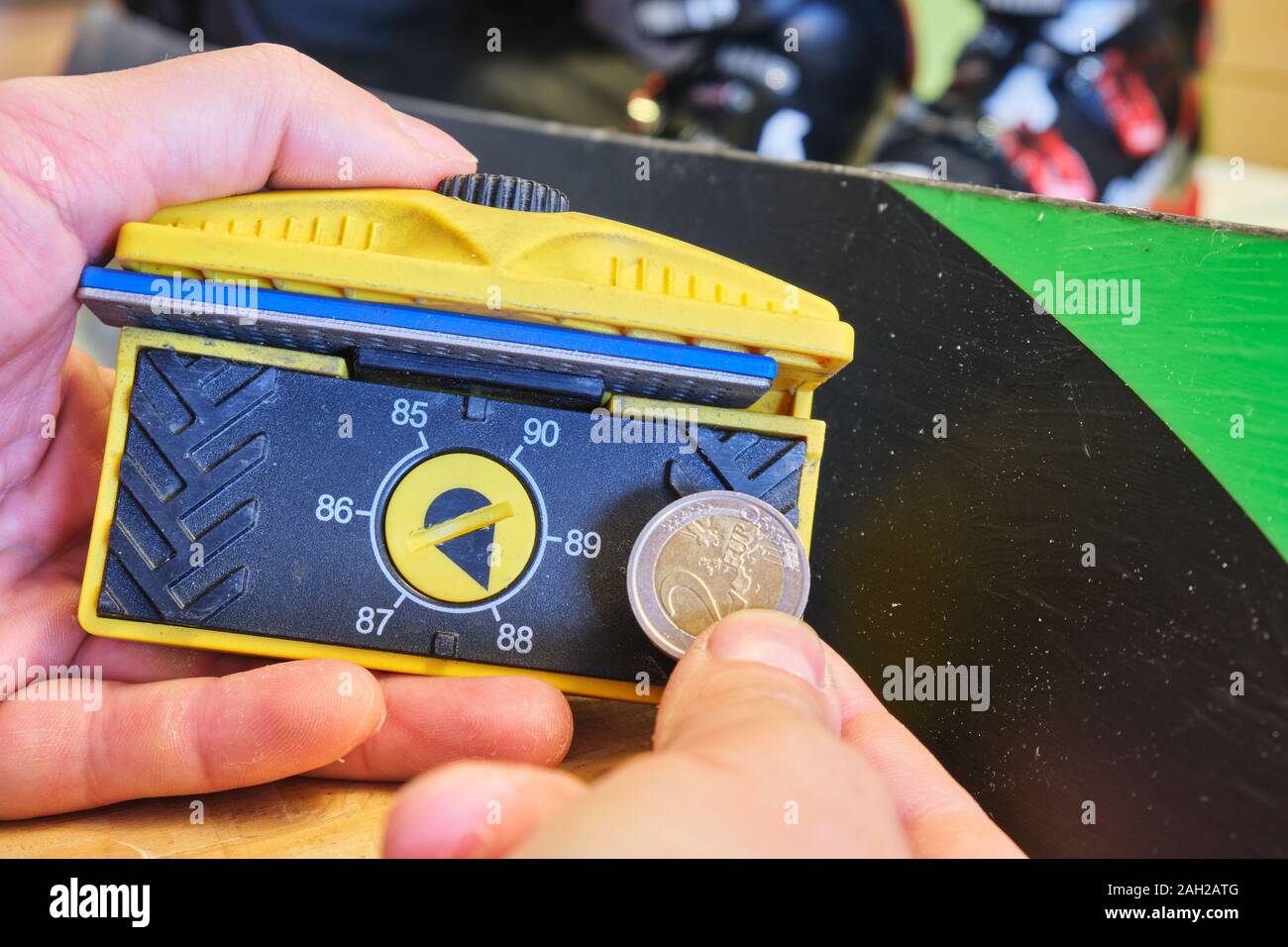 Manual sideedge ski sharpening/tuning tool with scale for various degrees (angles), set at 88