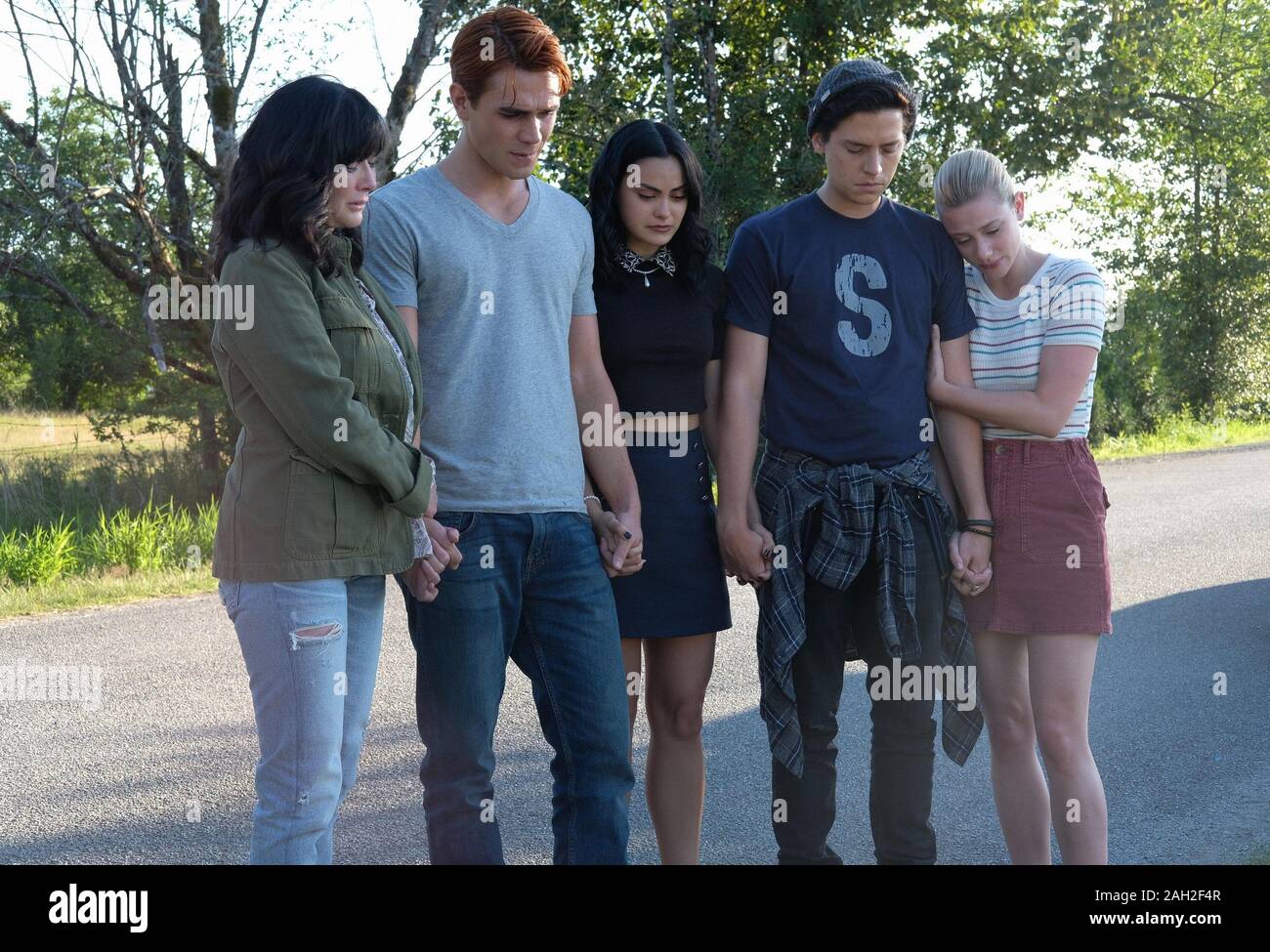 SHANNEN DOHERTY, COLE SPROUSE, KJ APA, LILI REINHART and CAMILA MENDES in RIVERDALE (2017), directed by ROBERTO AGUIRRE-SACASA. Temporada 4 Episodio 1. Credit: CBS TELEVISION / Album Stock Photo