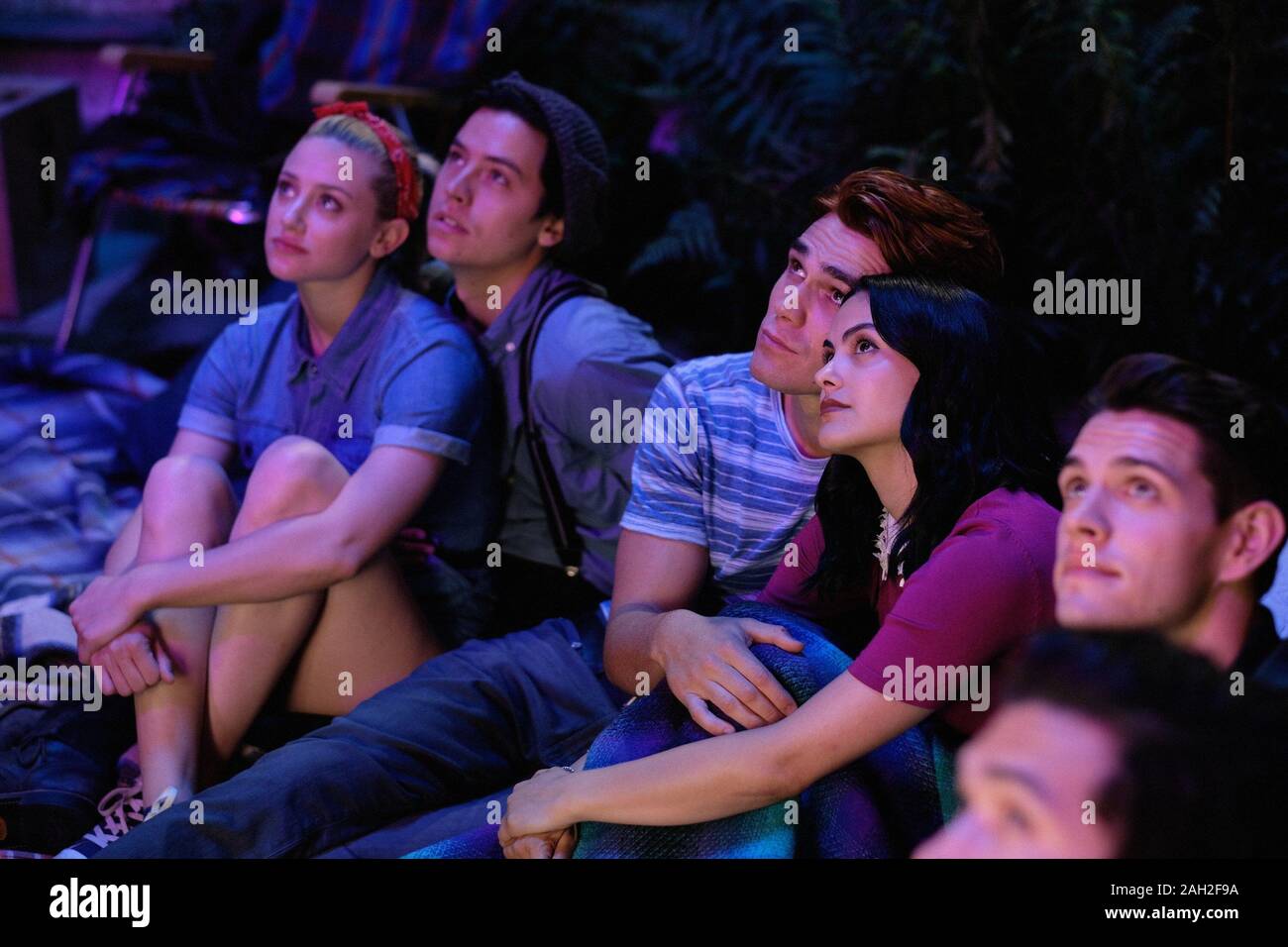 COLE SPROUSE, KJ APA, LILI REINHART, CAMILA MENDES and CASEY COTT in RIVERDALE (2017), directed by ROBERTO AGUIRRE-SACASA. Temporada 4 Episodio 1. Credit: CBS TELEVISION / Album Stock Photo