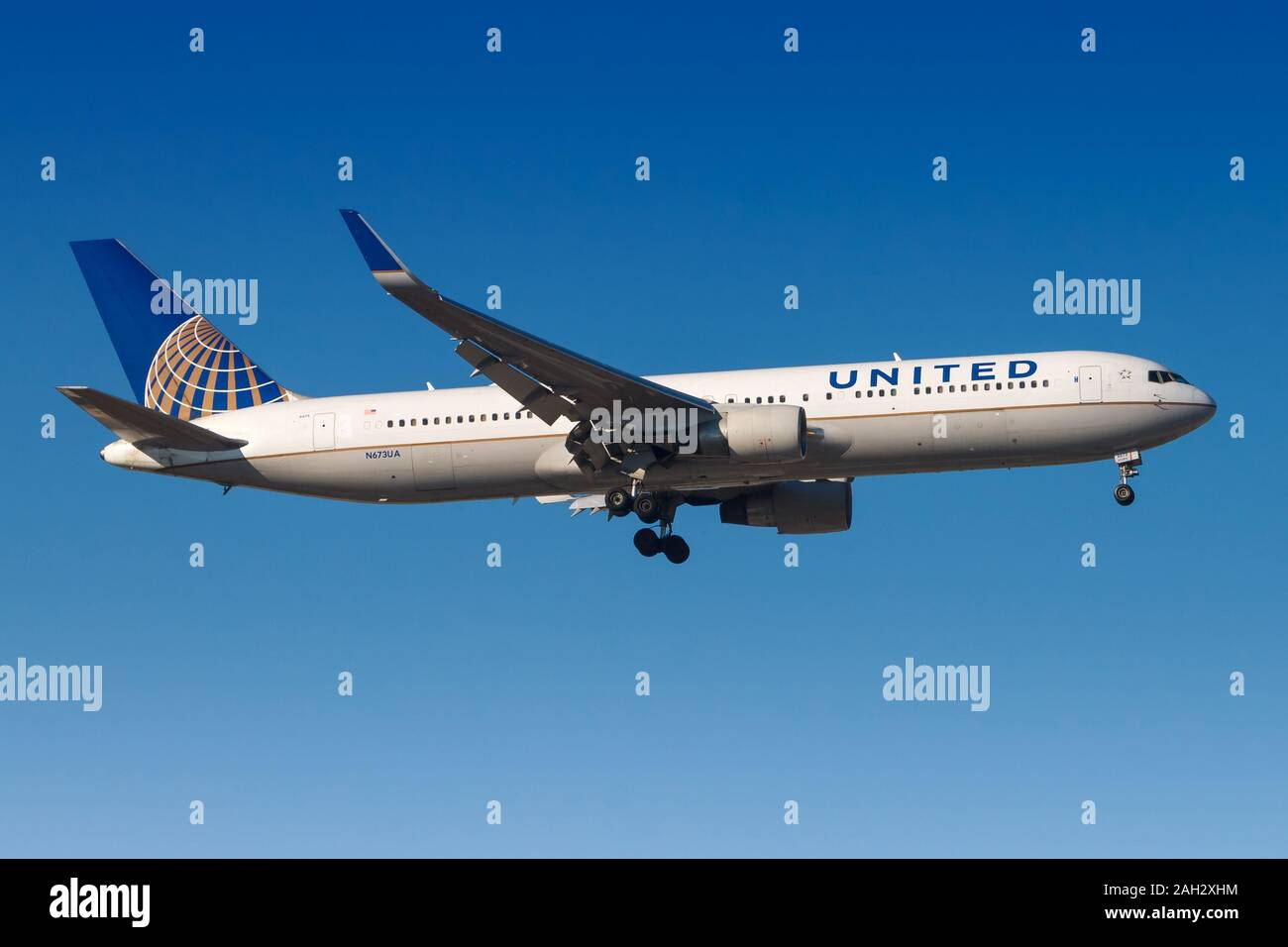Boeing 767 300er hires stock photography and images Alamy