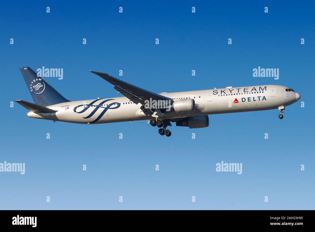 Boeing 767 300er hires stock photography and images Alamy