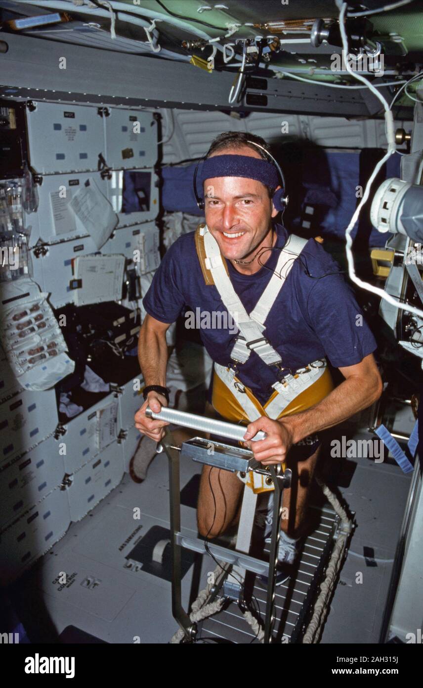 (2-11 Aug 1991) --- Astronaut G. David Low, STS-43 mission specialist ...