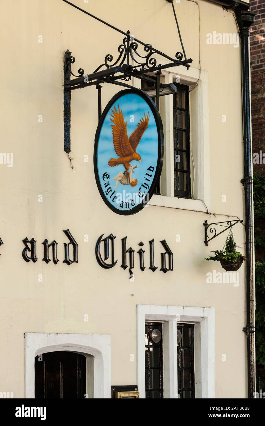 The Eagle and Child public house, on St. Giles Street, Oxford. The meeting place of 'The Inklings' literary group, which included J. R. Tolkein Stock Photo