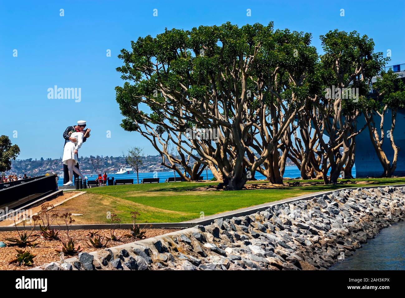 SAN DIEGO,CA - MAY 02,2014:Kissing sailor statue,known as Unconditional ...
