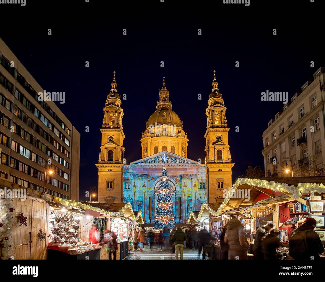 St Stephen square chritmas market with basilica.tif Famous traditional xmas market in budapest. Stock Photo