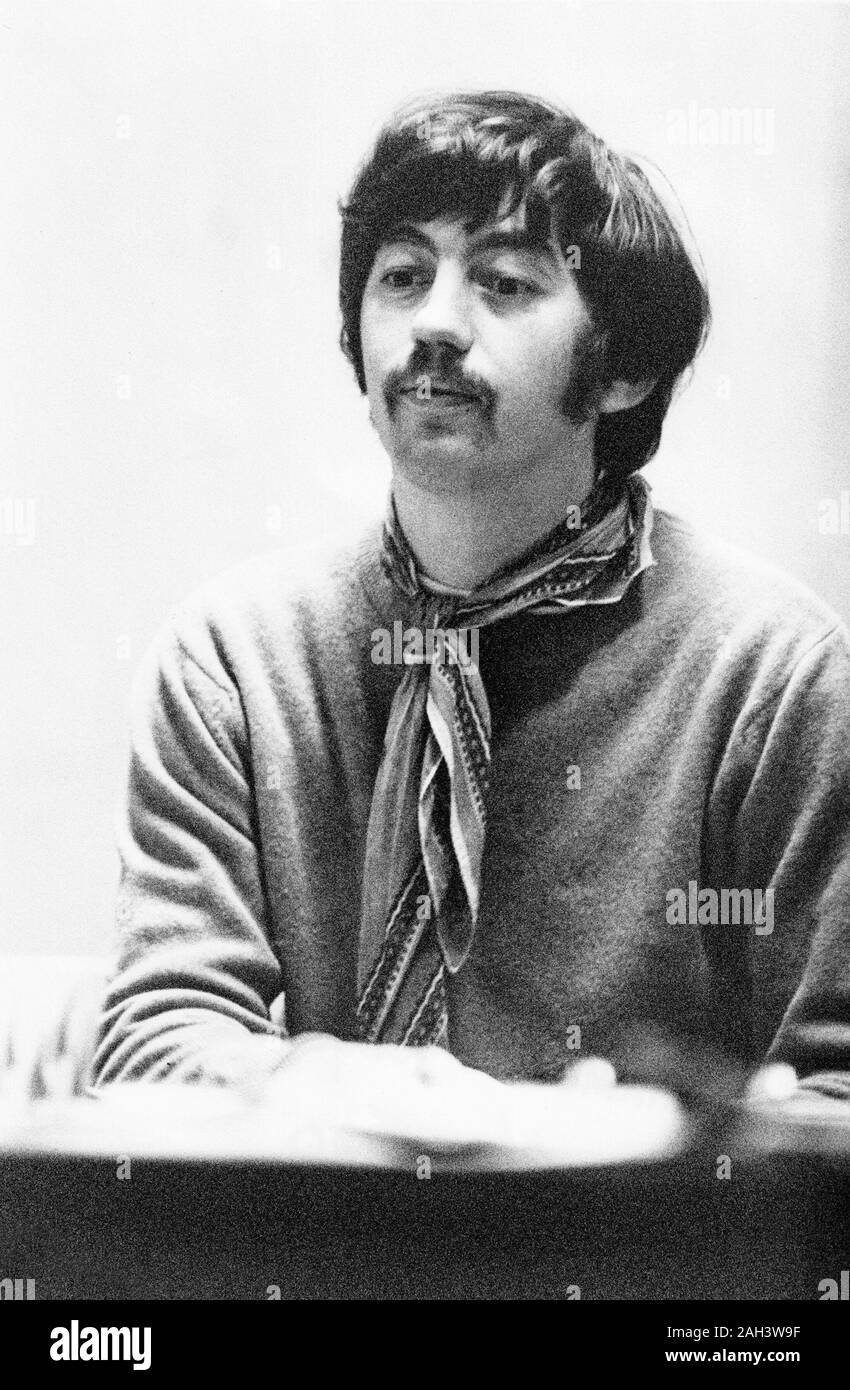 Trevor Nunn during a rehearsal of HAMLET at the Royal Shakespeare Company (RSC) in Stratford-upon-Avon, England, June 1970 English theatre director born in Ipswich in 1940  attended Cambridge University  Artistic Director of the Royal Shakespeare Company (RSC) from 1968-1978 and of National Theatre, London 1997-2003  knighted in 2002 notable RSC productions include MACBETH with Judi Dench and Ian McKellen in 1976 and NICHOLAS NICKLEBY in 1980  directed Porgy and Bess at Glyndebourne Festival Opera in 1986, revived at the Royal Opera in 1992 director of major musicals including CATS, LES MISERA Stock Photo