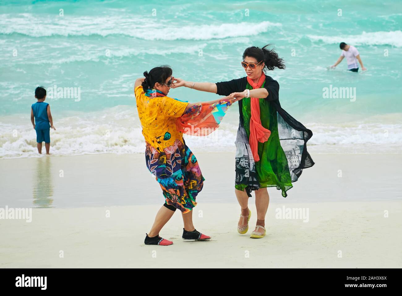 Women fashion 2019 hi res stock photography and images Alamy