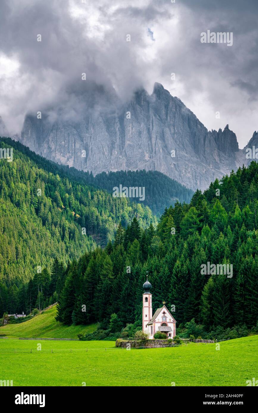 Italy, South Tyrol, Scenic view of Church of Saint John in Ranui with Gruppo delle Odle in background Stock Photo