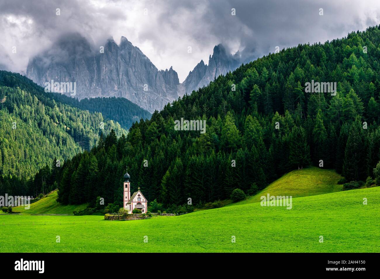Italy, South Tyrol, Scenic view of Church of Saint John in Ranui with Gruppo delle Odle in background Stock Photo