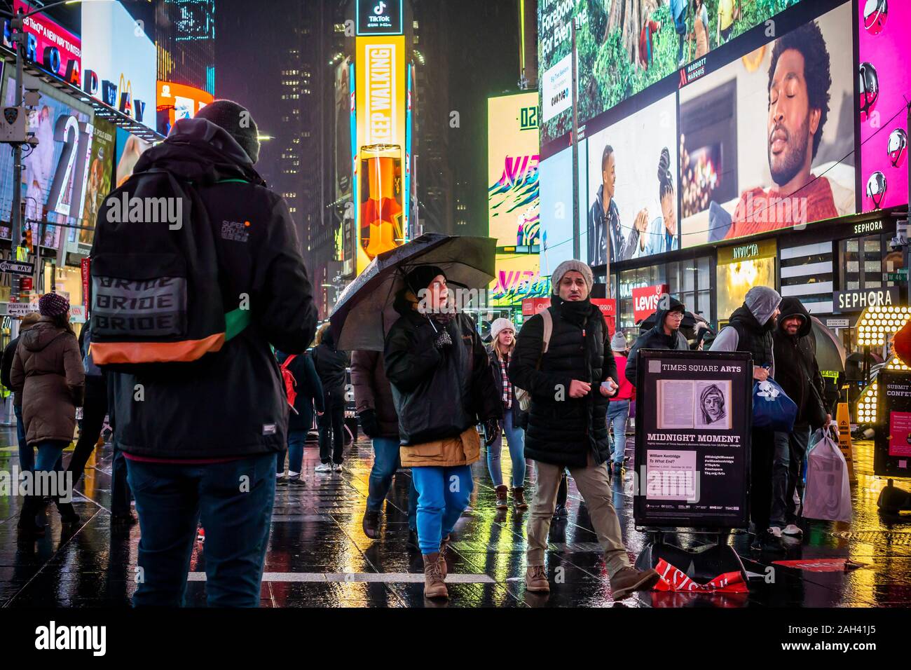 Hordes of tourists descend on a rainy Times Square in New York on Tuesday, December 17, 2019 prior to Christmas (© Richard B. Levine) Stock Photo
