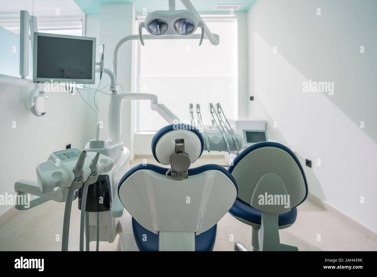 Dental clinic light hires stock photography and images Alamy
