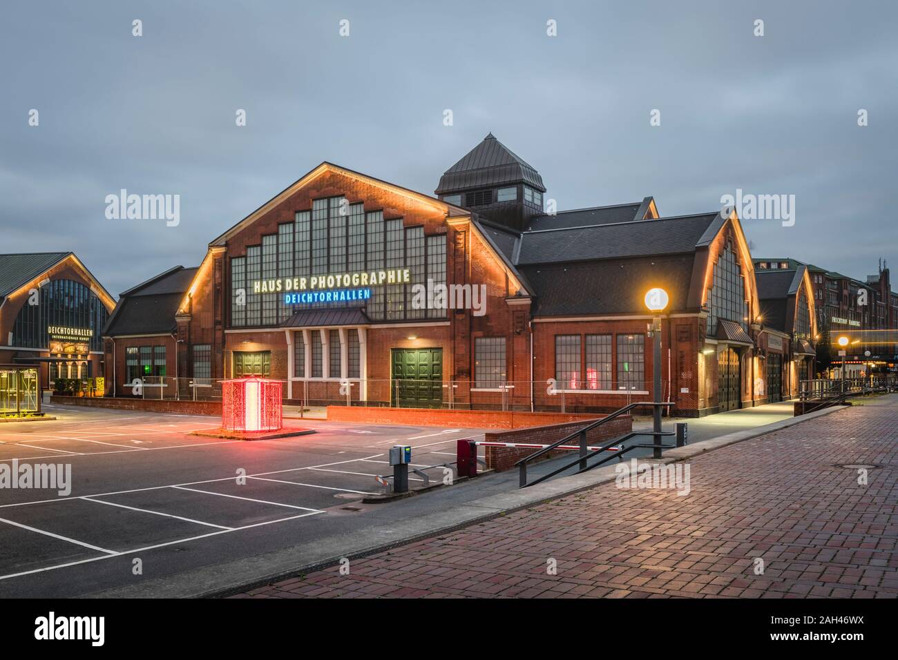 Germany, Hamburg, Deichtorhallen, contemporary art and photography museum at dusk Stock Photo