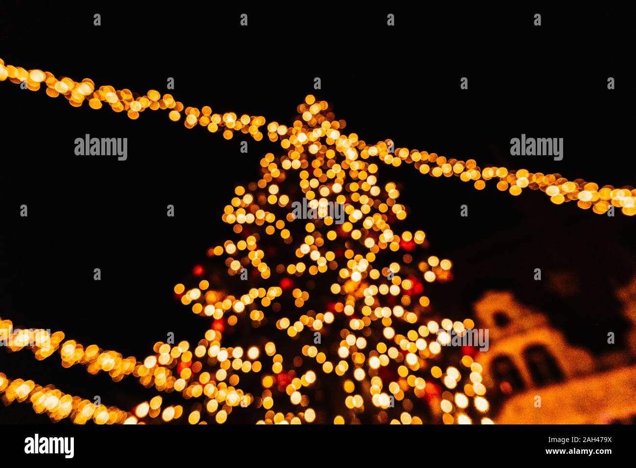 Bokeh background defocused golden lights hi-res stock photography and ...