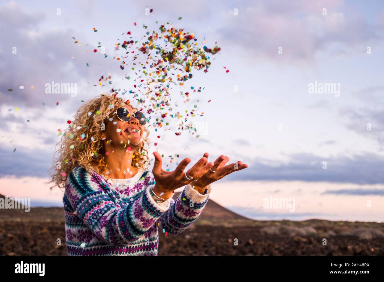 Hand throwing confetti hires stock photography and images Alamy