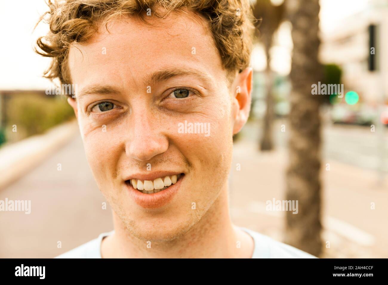Smiling blond man 25 years hi-res stock photography and images - Alamy