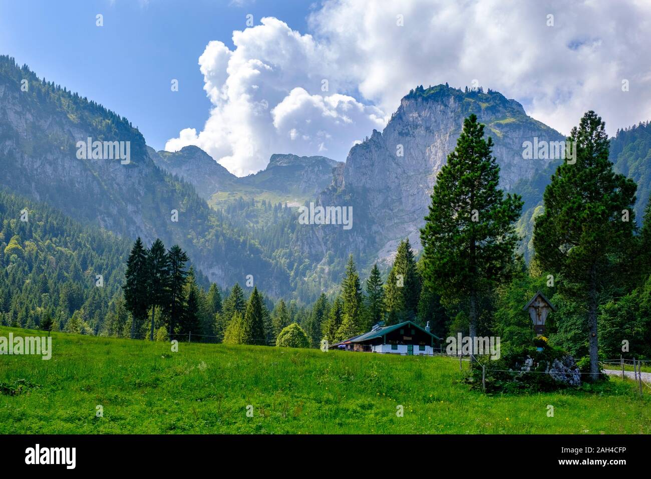 Germany, Bavaria, Arzbach, Scenic view of secluded Hintere Langentalalm cafe with Benediktenwand ridge in background Stock Photo