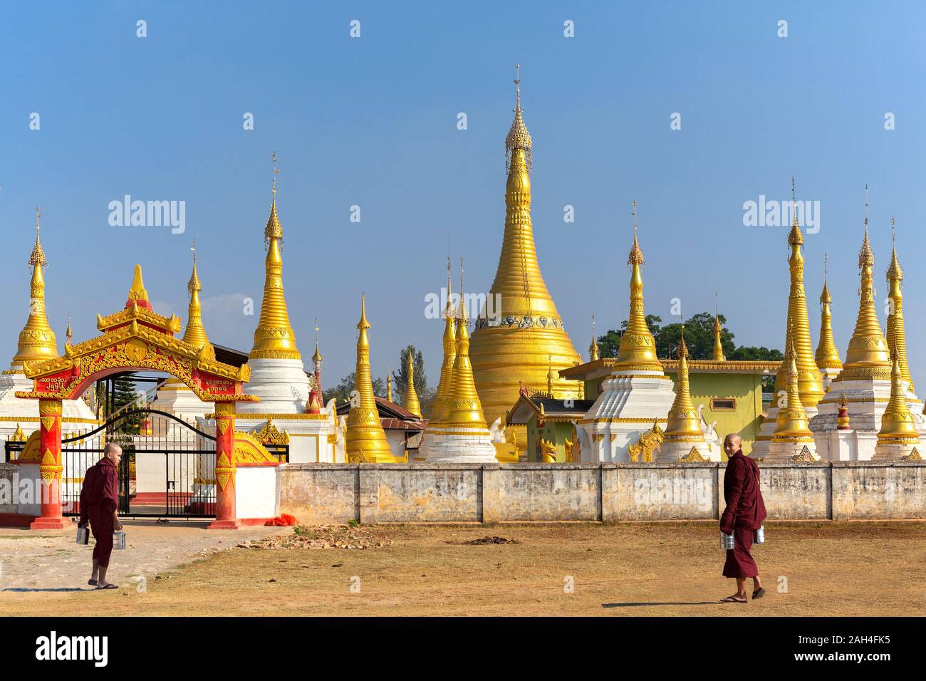 Monks in front of the golden stupas, in Pindaya, Myanmar Stock Photo