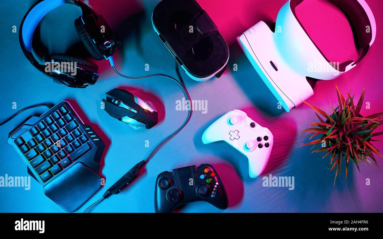 Keyboard, mouse, gamepad, virtual reality headset and headphones. Concept  of virtual reality, simulation, gaming and future technology Stock Photo -  Alamy