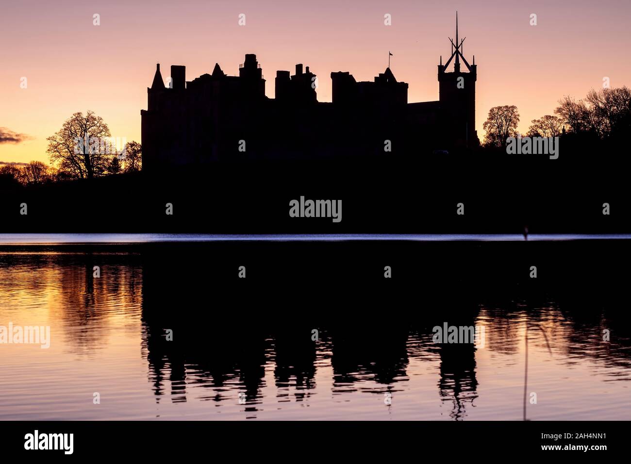 Silhouette of an old castle on the lake against the backdrop of the rising sun. Linlithgow Palace, Scotland Stock Photo