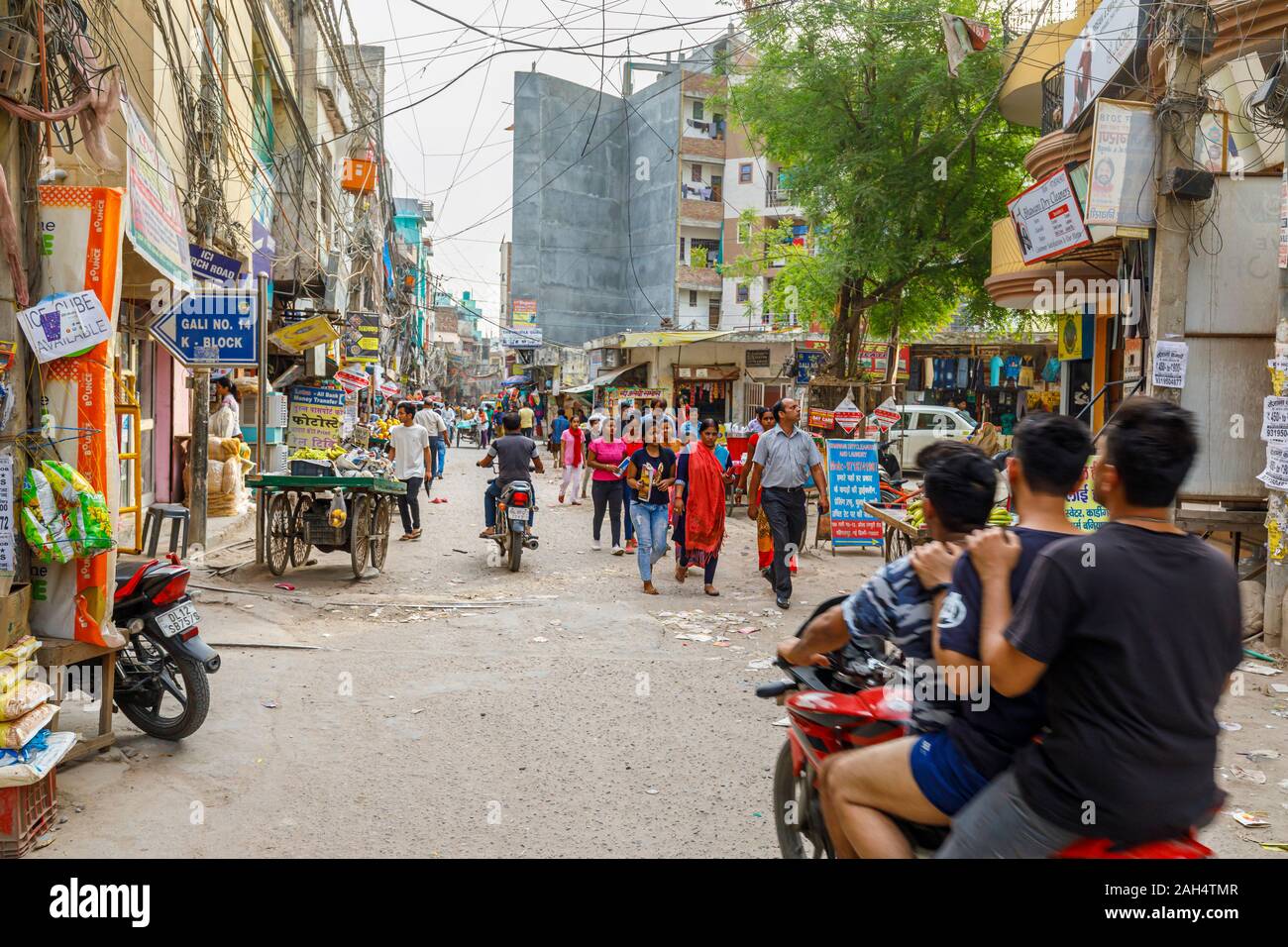 Busy street scene in a shopping area of Mahipalpur district, a suburb near Delhi Airport in New Delhi, capital city of India Stock Photo