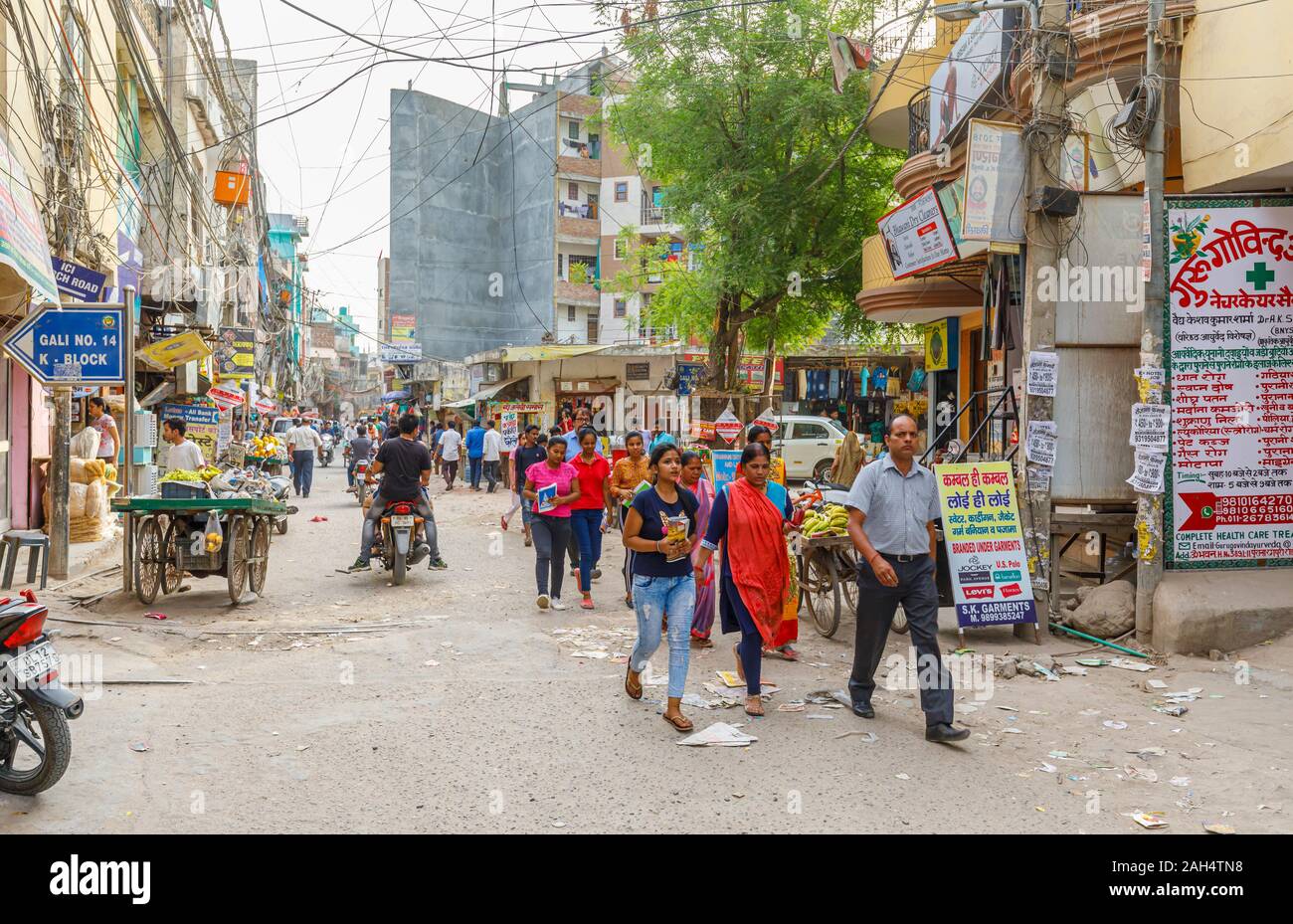 Busy street scene in a shopping area of Mahipalpur district, a suburb near Delhi Airport in New Delhi, capital city of India Stock Photo