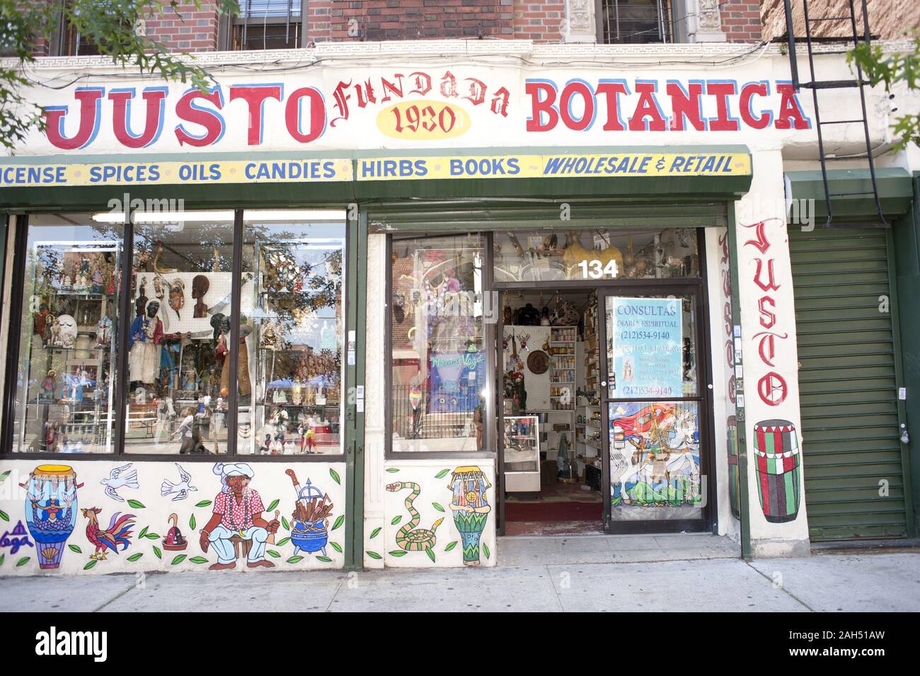 Botanica in East Harlem in NYC. A botanica is a store that sells products used in spiritual practices such as Santeria, Macumba, Abakua, etc. They als Stock Photo
