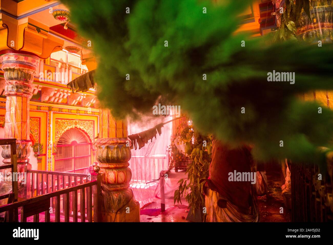 mathura dwarkadhish temple holi celebration