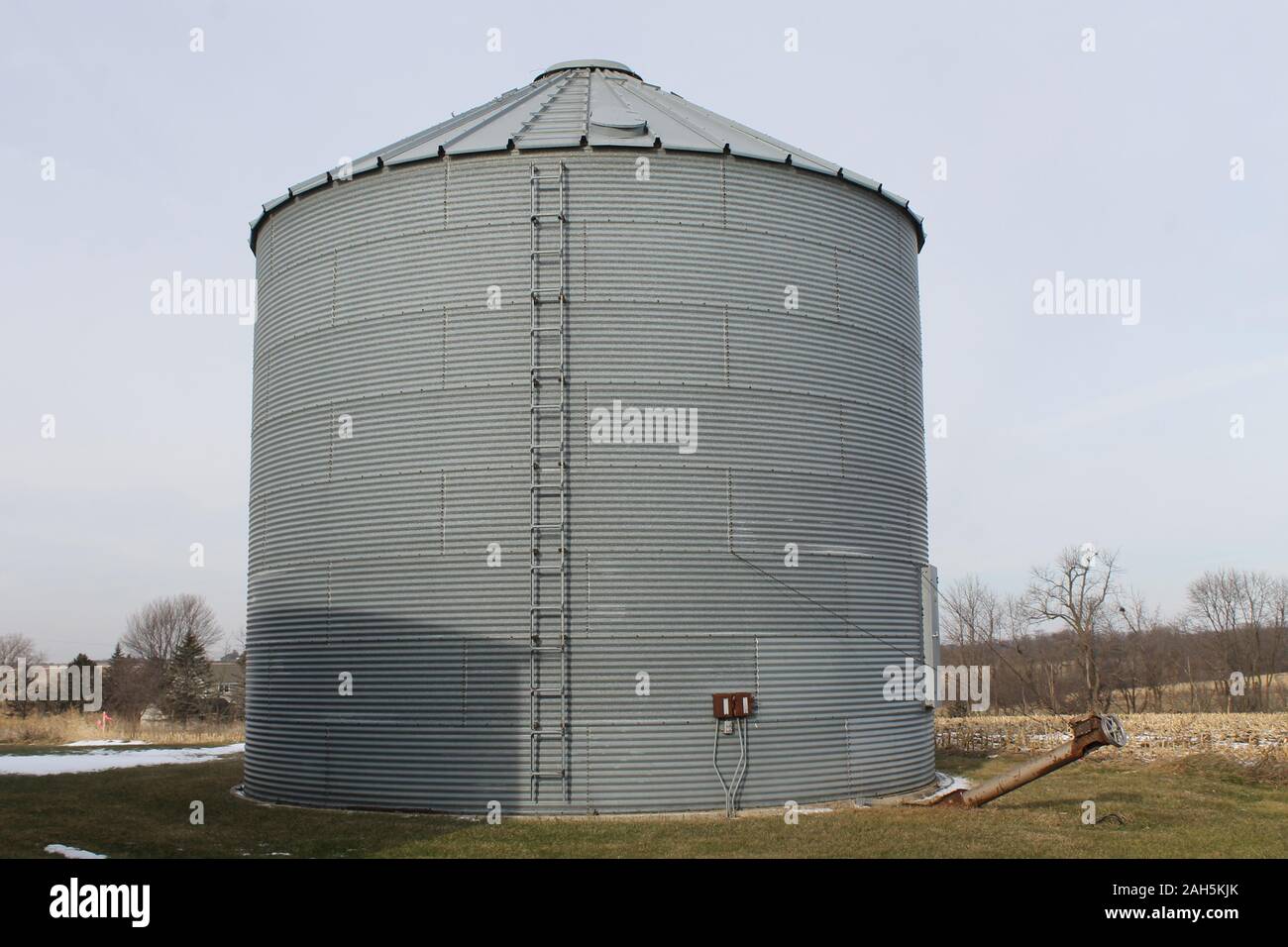 Grain bin located on an Iowa farm in the Midwest Stock Photo Alamy