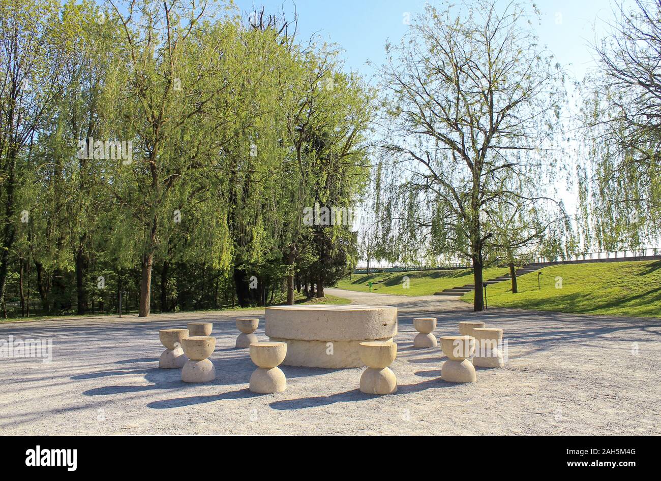 The Table of Silence - Masa Tacerii by romanian artist Constantin Brancusi  (1876-1957) in Targu Jiu, Gorj, Oltenia, Romania Stock Photo - Alamy