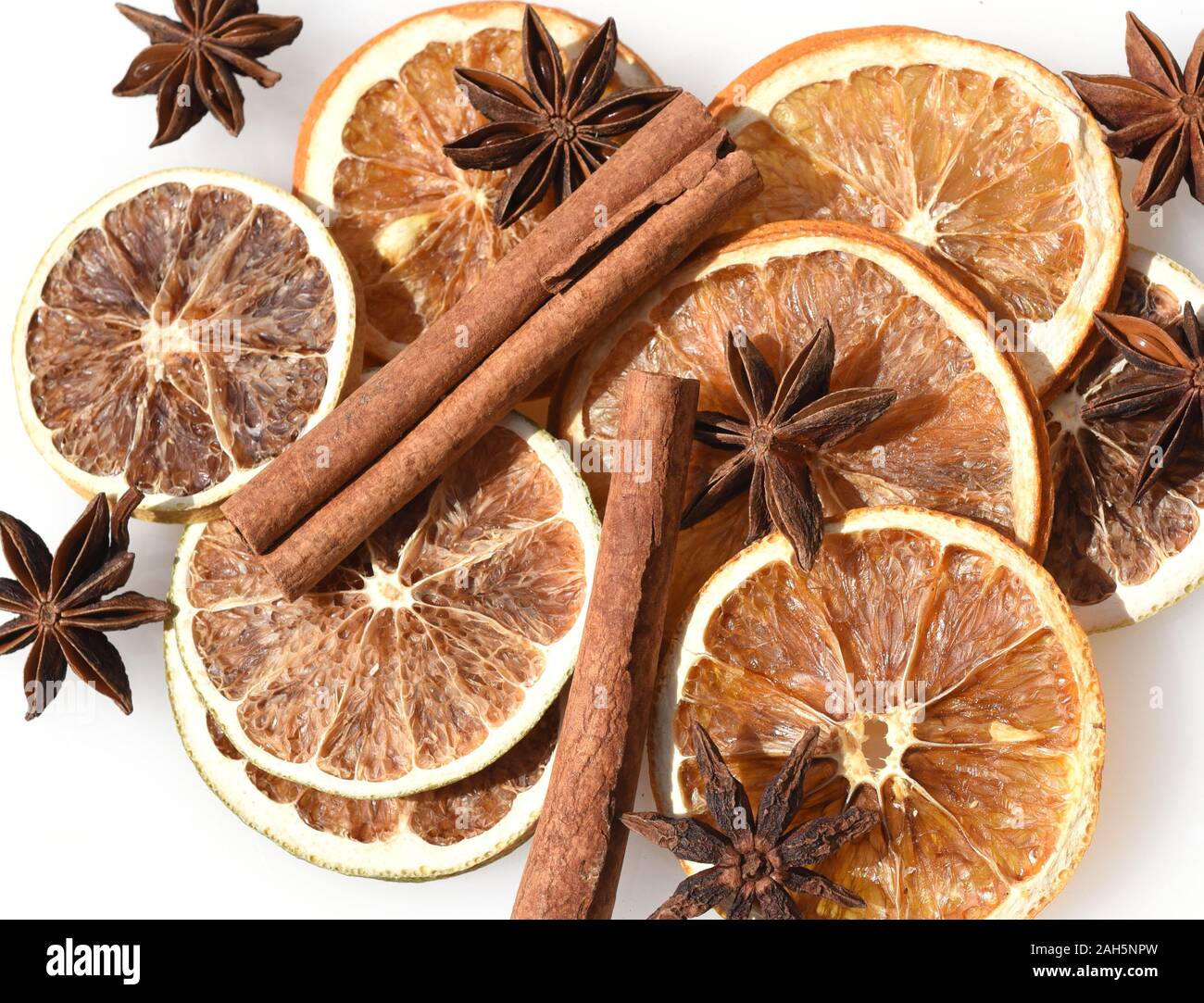 Orange, Citrus sinensis, ist eine exotische Frucht die auch getrocknet mit Sternanis und Zimtstangen als Duftgeber verwendet wird. Orange, Citrus sine Stock Photo