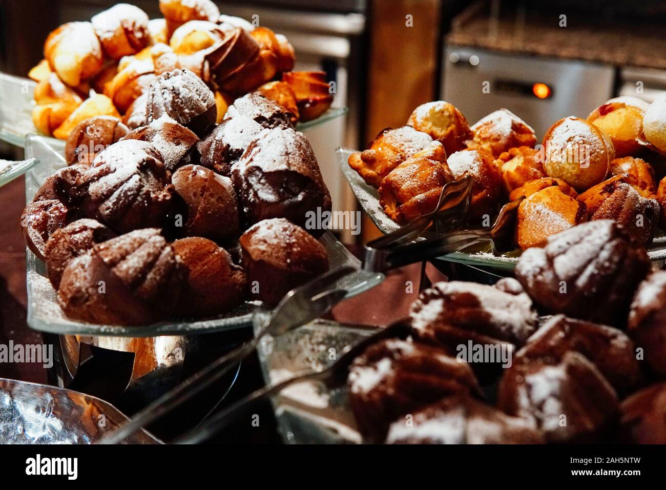 delicious fresh bread buns cupcakes bakery restaurant Stock Photo Alamy
