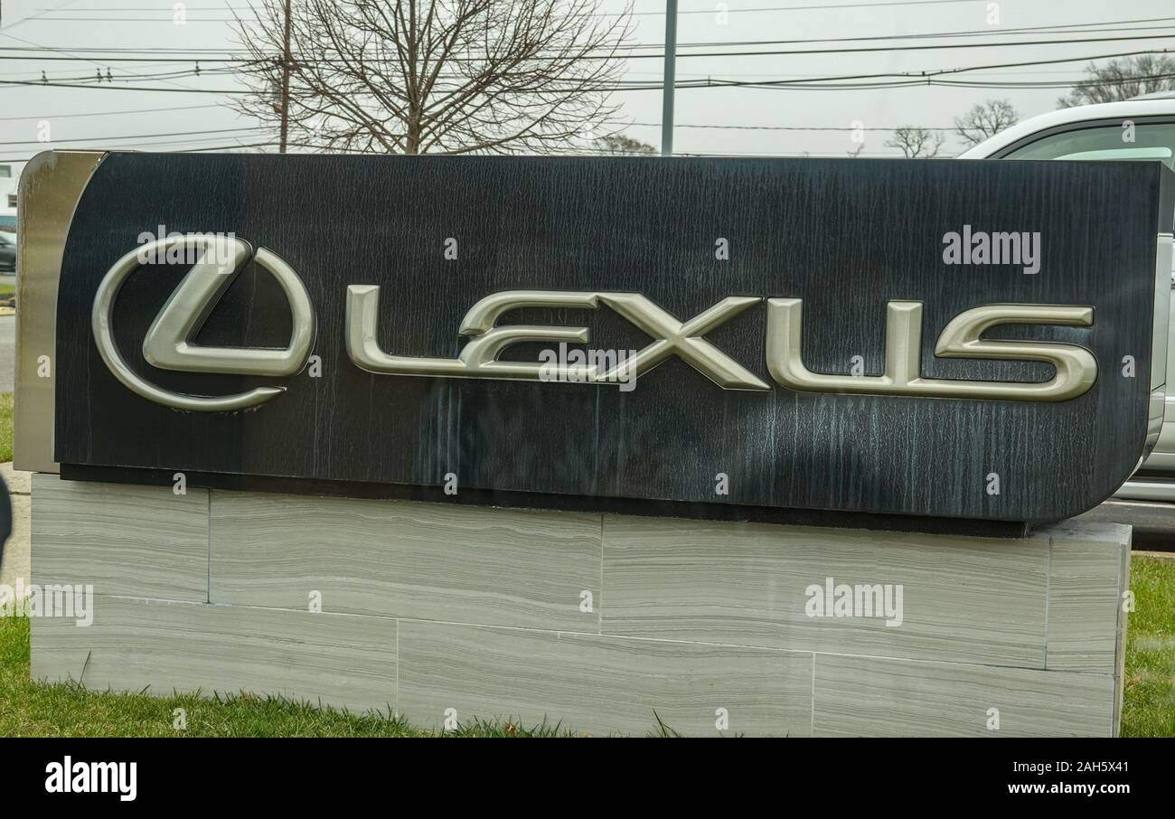 Lexus car in showroom hi-res stock photography and images - Alamy