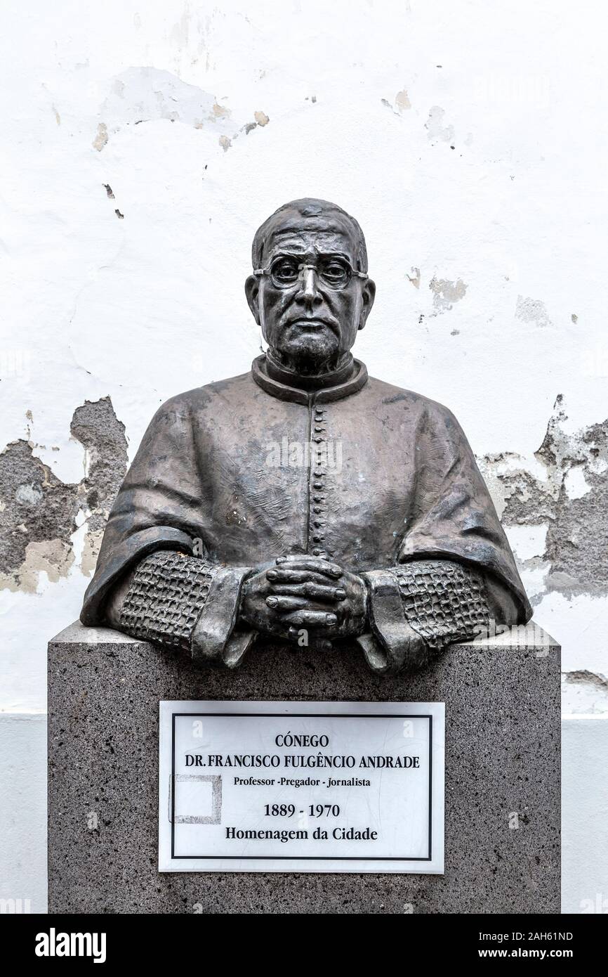 Bronze bust of Dr. Francisco Fulgêncio Andrade (1998) by Soares Branco and José Simão Castelo Branco on Rua da Sé, Funchal, Madeira, Portugal Stock Photo