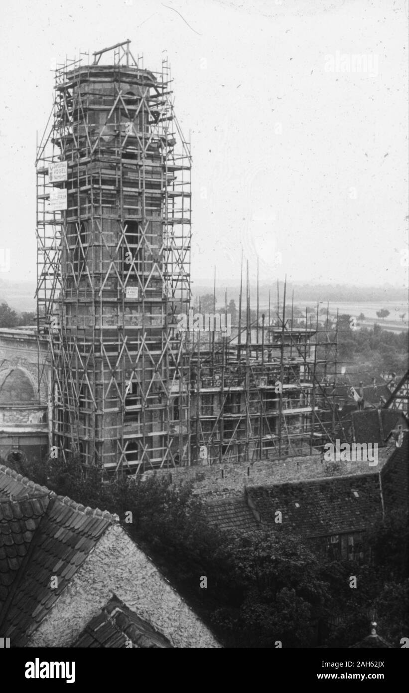 Blick vom Würzburger Tor Turm im Jahr 1953 auf die wiederaufgebaute Stadtkirche St. Johannis in Uffenheim/Mittelfranken, die 1945 durch alliierte Bombenangriffe sehr schwer beschädigt und fast vollständig zerstört worden war. Stock Photo