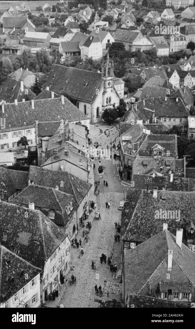 Blick vom Turm der 1953 wieder aufgebauten Stadtkirche St. Johannis in Uffenheim / Mittelfranken über den belebten Markplatz zur Spitalkirche Stock Photo
