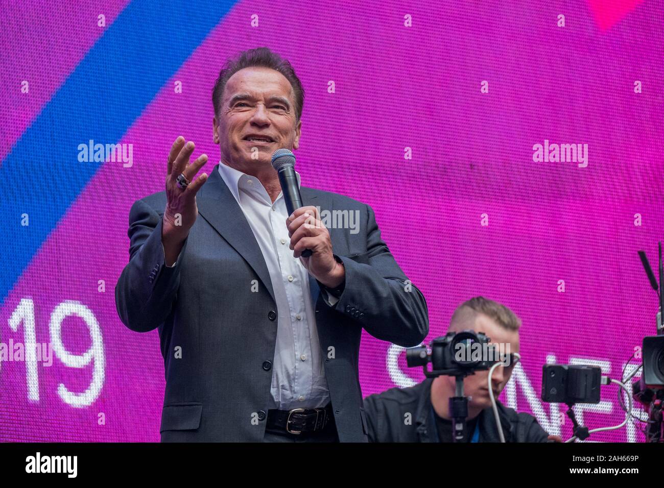 arnold-schwarzenegger-famous-actor-politician-and-businessman-speaks