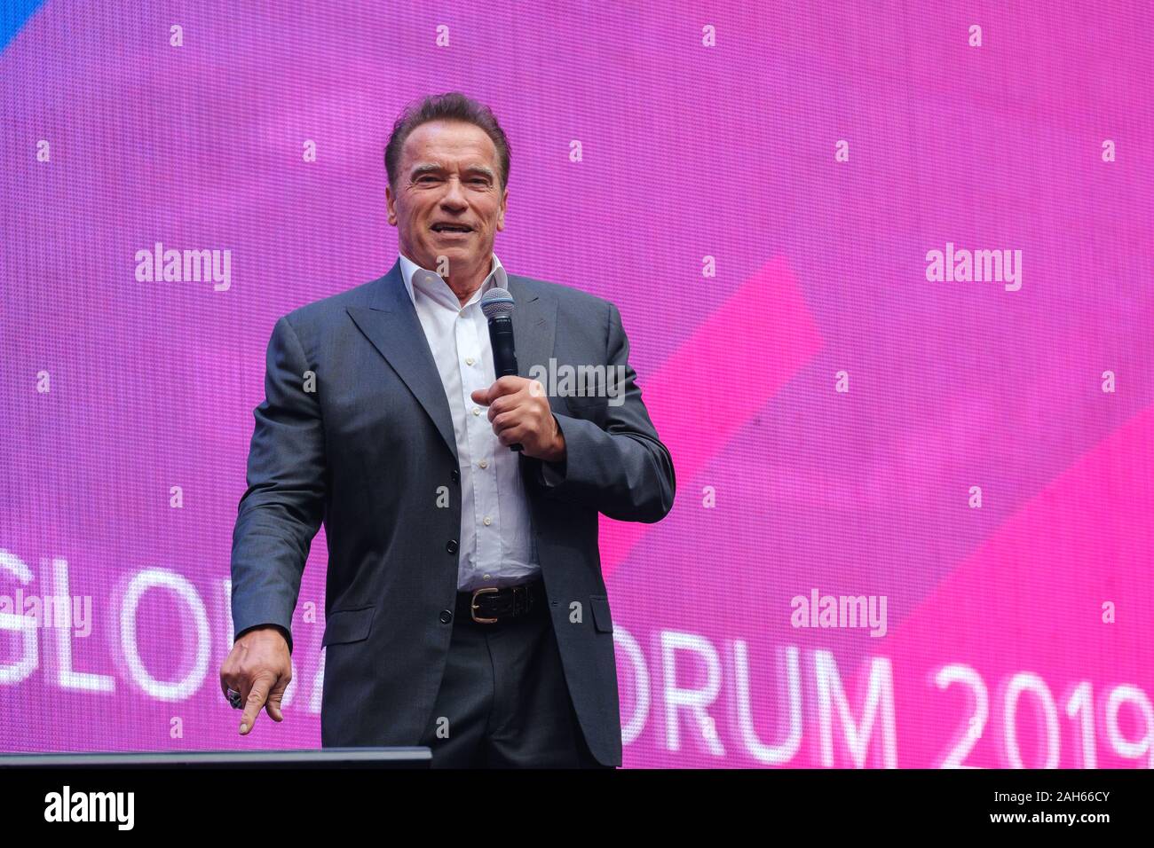 arnold-schwarzenegger-famous-actor-politician-and-businessman-speaks