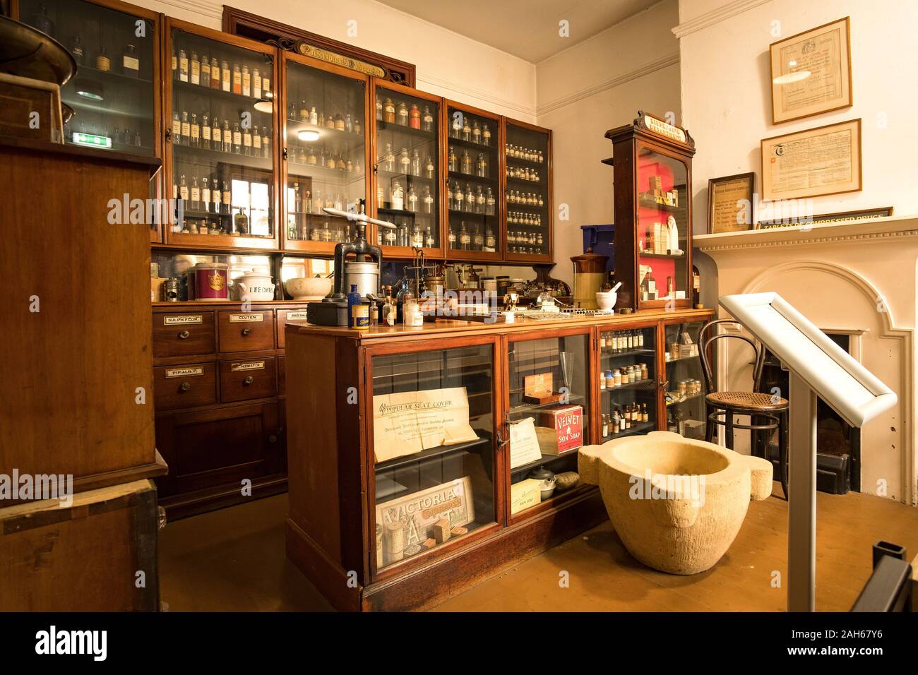 Old chemist shop interior hi-res stock photography and images - Alamy