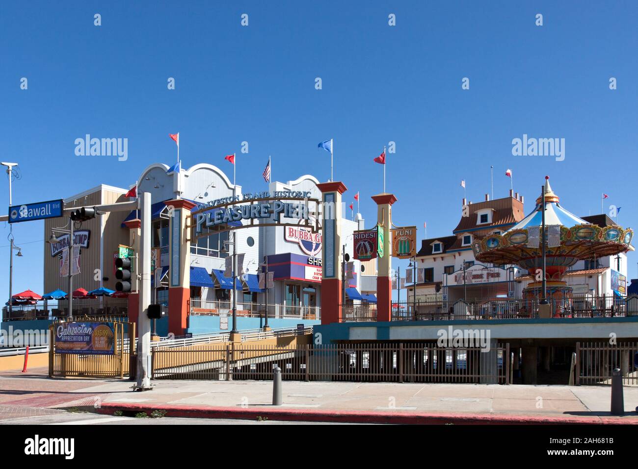 One of this Texas beach city's biggest tourist draws is the colorful  Galveston Island Historic Pleasure Pie. Lined with carnival rides and  featuring Stock Photo - Alamy