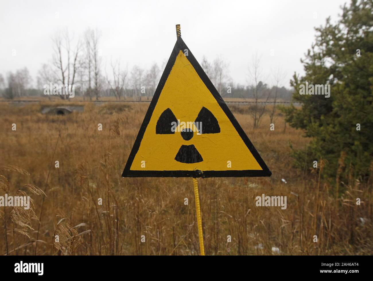 Загрязнено радиация. Радиоактивное облучение Чернобыль. Радиоактивность Чернобыль излучения. Радиоактивное загрязнение Чернобыль. Чернобыльская АЭС радиация.