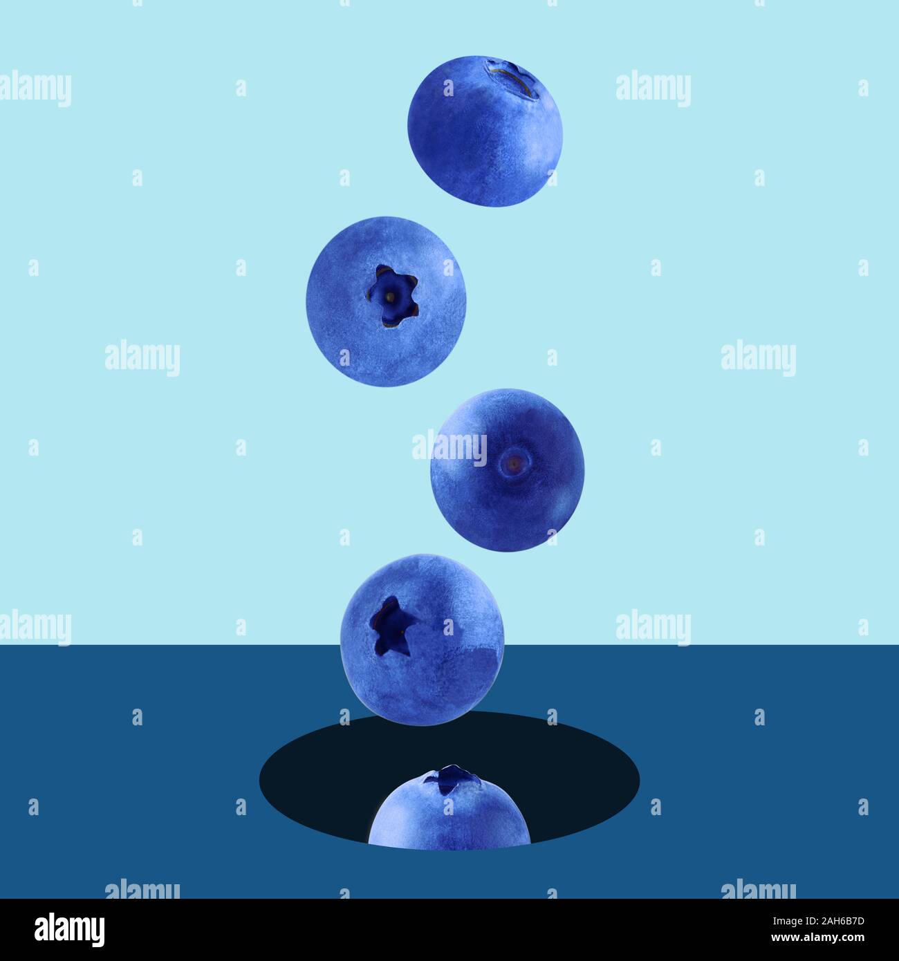 Blueberry falling juice splashing hi-res stock photography and images ...